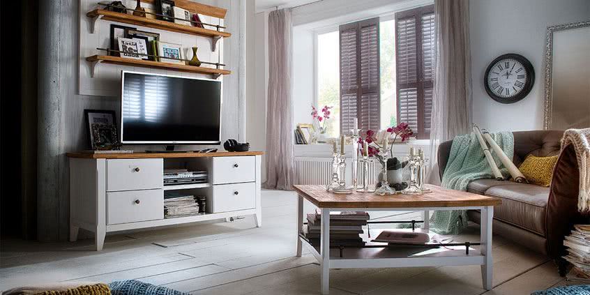 Białe stoliki RTV – rozwiązanie do jasnych wnętrz