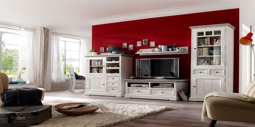 Eleganckie wnętrze, a w nim drewniane meble i stylowe witryny.