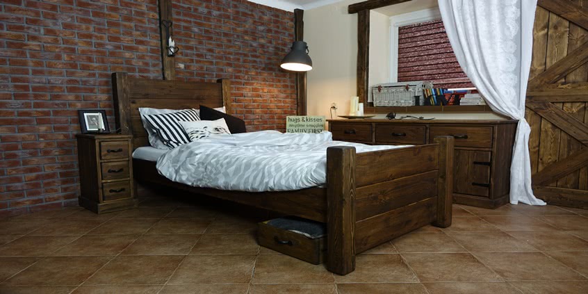 Ciepła, spokojna aranżacja i łóżka sosnowe w roli głównej