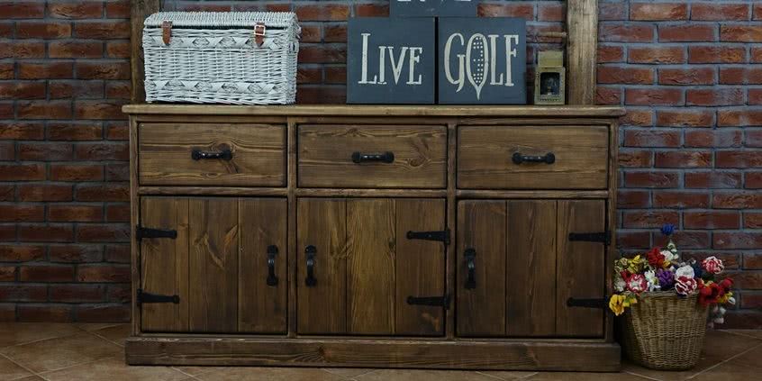 Drewniana komoda w salonie – sposób na modne wnętrze