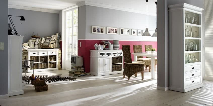 Białe komody w salonie