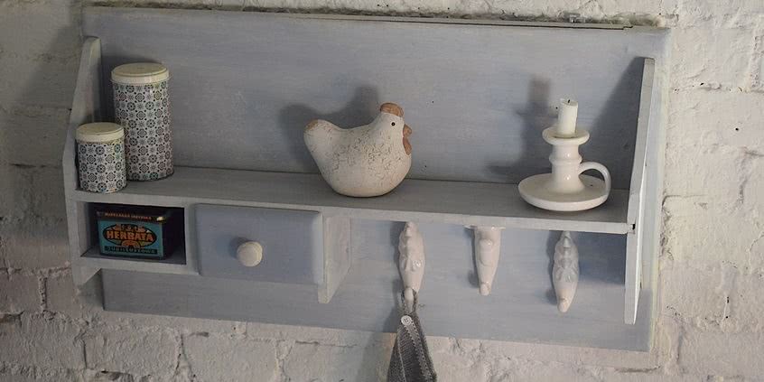 Jak odnowić półkę za pomocą farb kredowych?