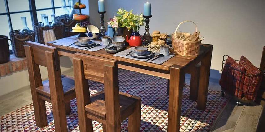 Jídelní stůl z borovice a jeho výhody