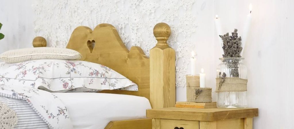 Rustykalne łóżka drewniane  – naturalne ciepło na zimowe wieczory