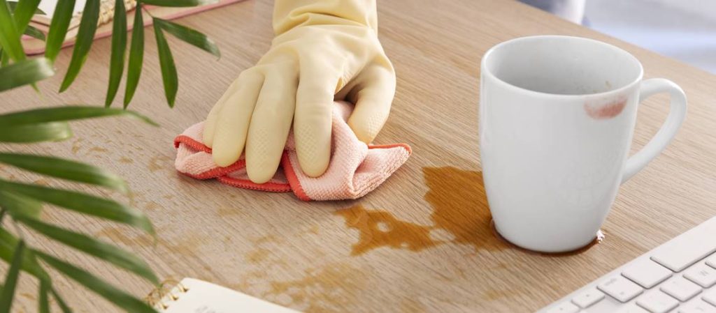 Jak poradzić sobie z plamami na drewnianych meblach?