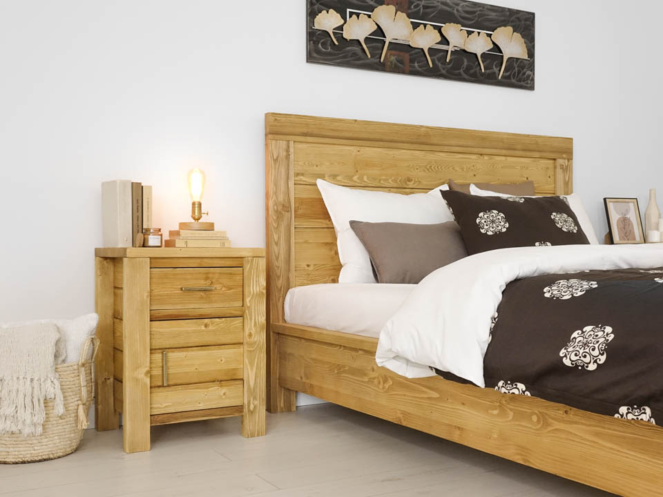 drewniana szafka nocna do sypialni