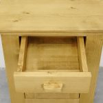 tradycyjna szafka nocna z szufladą