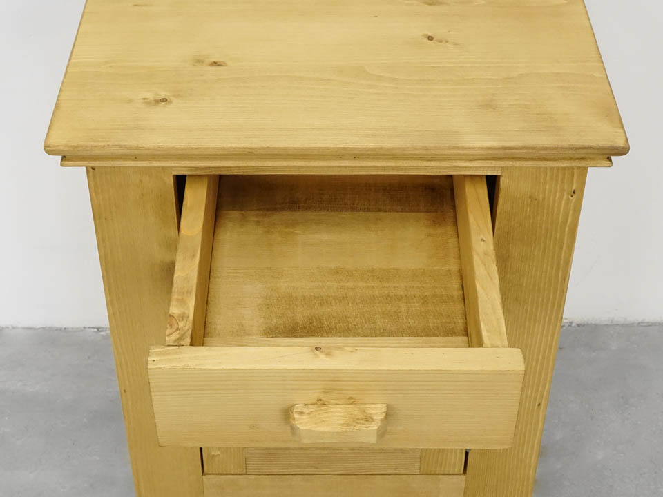 tradycyjna szafka nocna z szufladą