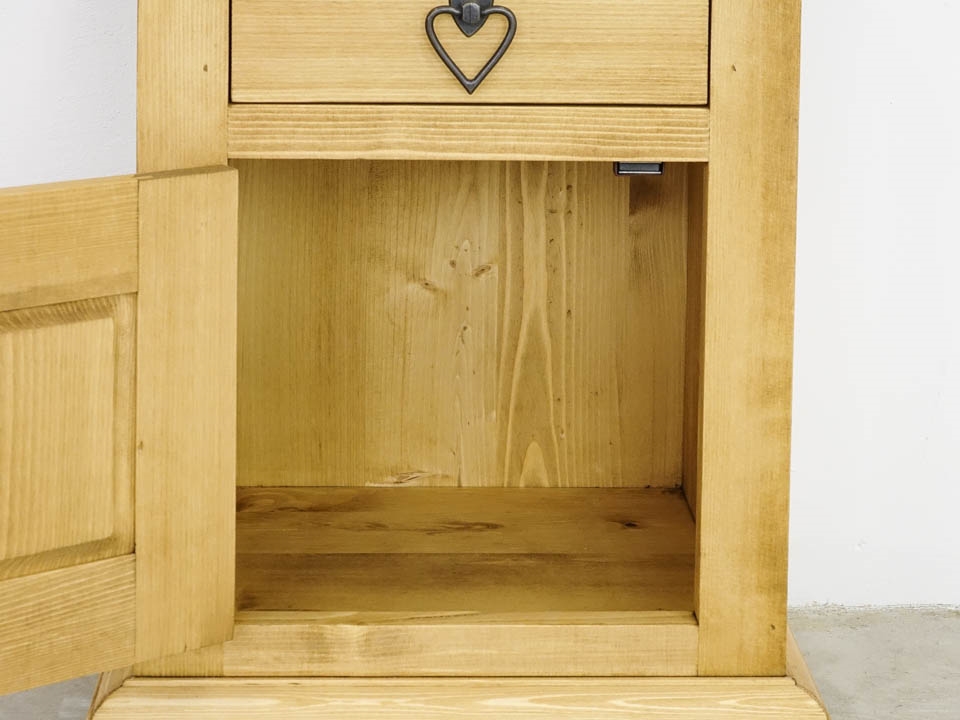 szafka nocna z rzeźbieniami