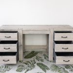 biurko drewniane wysunięte szuflady