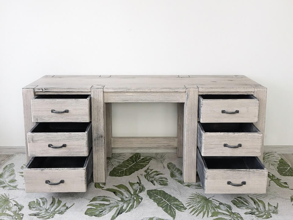 biurko drewniane wysunięte szuflady