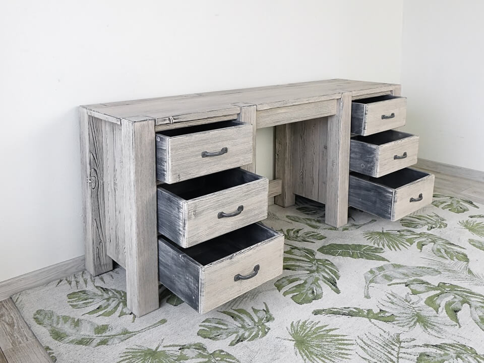 biurko drewniane z wysuniętymi szufladami