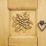 szafka nocna z rzeźbionymi frontami