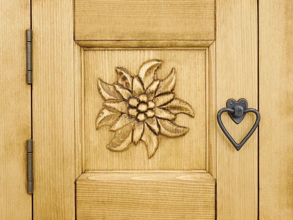 szafka nocna z rzeźbionymi frontami