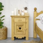 drewniana szafka nocna z półką i szufladą
