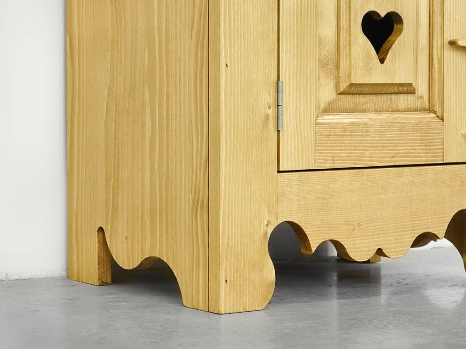 rustykalna szafka nocna z ludowym motywem