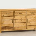 drewniana komoda do salonu z szufladami