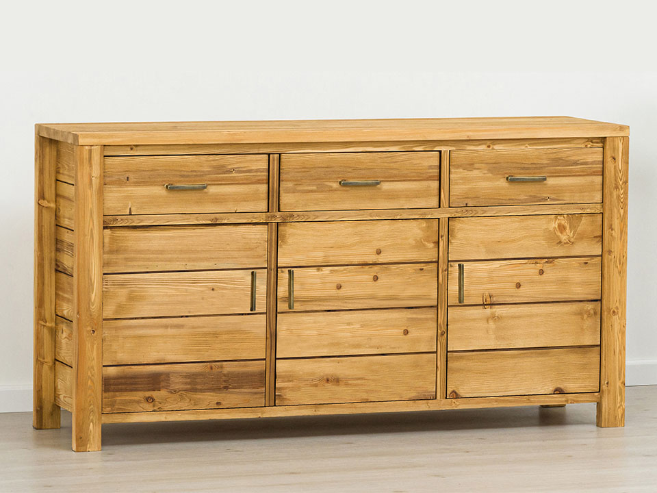 drewniana komoda do salonu z szufladami