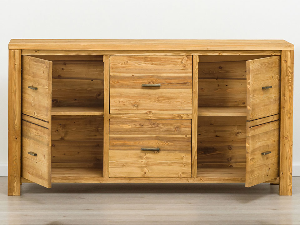 drewniana komoda w ciepłym odcieniu boho