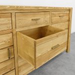 drewniana komoda z szufladami