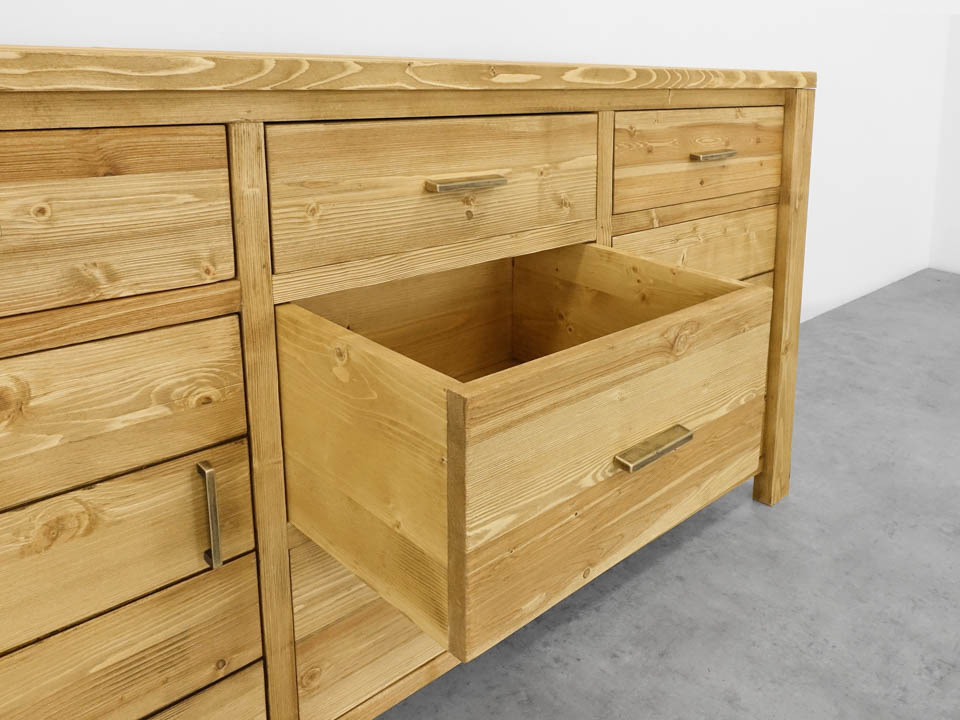 drewniana komoda z szufladami