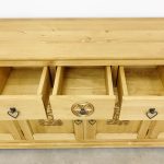 drewniana komoda z szufladami