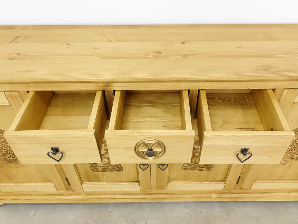 drewniana komoda z szufladami