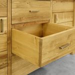 drewniana komoda z szufladami