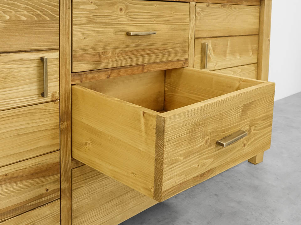 drewniana komoda z szufladami
