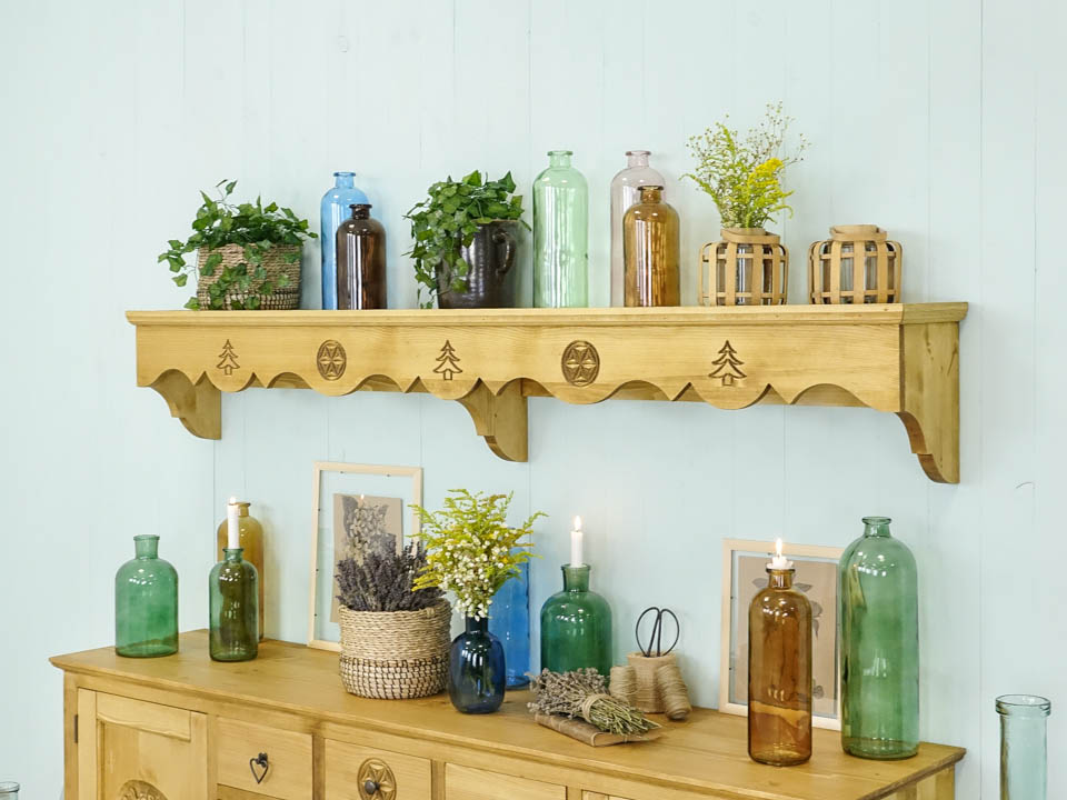 drewniana półka zdobiona