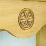 drewniana półka ze zdobieniami