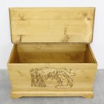 drewniana skrzynia do sypialni