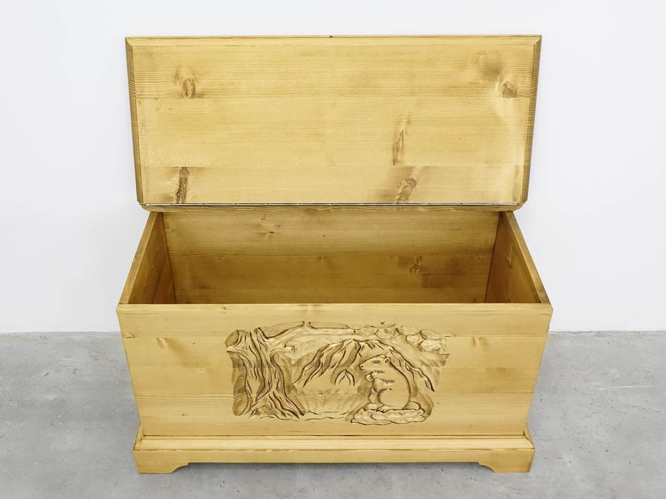 drewniana skrzynia do sypialni