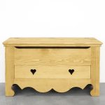 drewniana skrzynia świerkowa do salonu