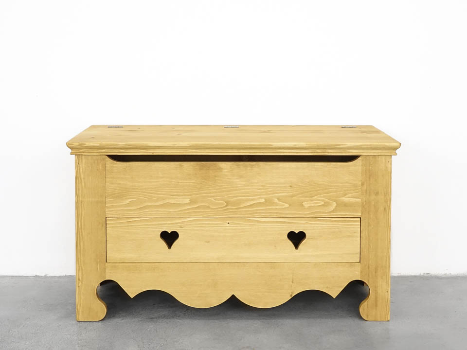 drewniana skrzynia świerkowa do salonu