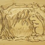 drewniana skrzynia ze zdobieniem