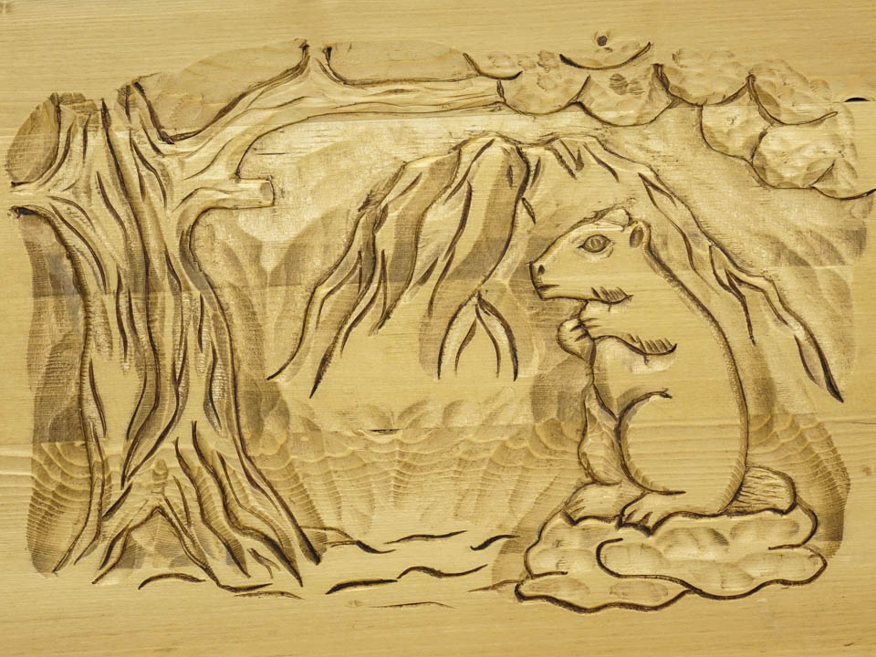 drewniana skrzynia ze zdobieniem