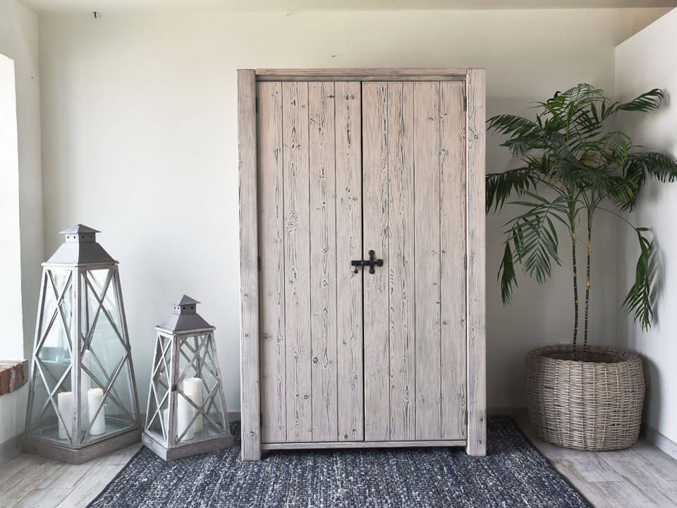 drewniana szafa rustykalna