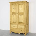 drewniana szafa dwudrzwiowa do sypialni