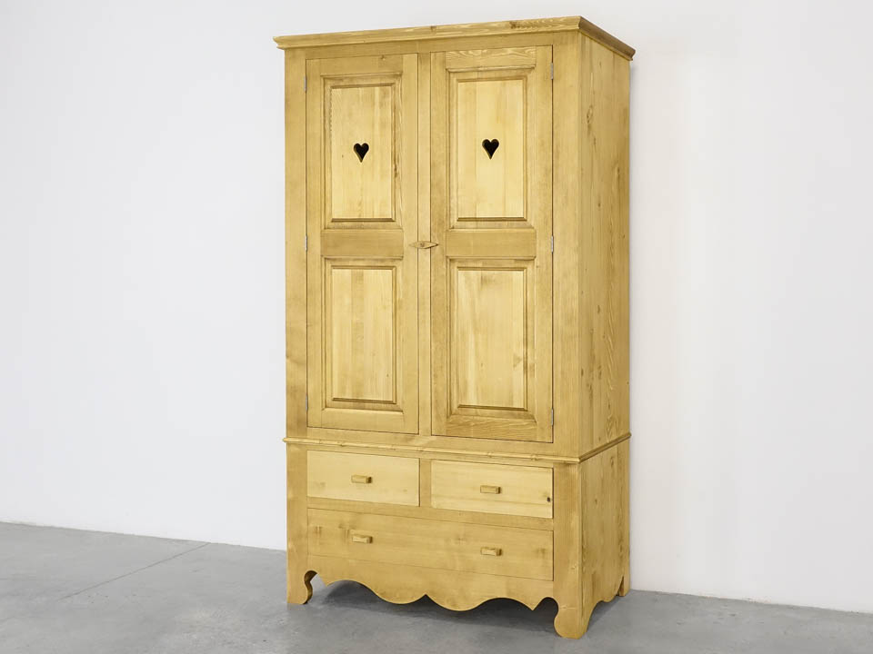 drewniana szafa dwudrzwiowa do sypialni