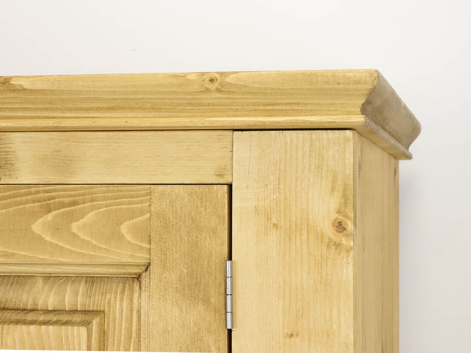 drewniana szafa góralska do sypialni