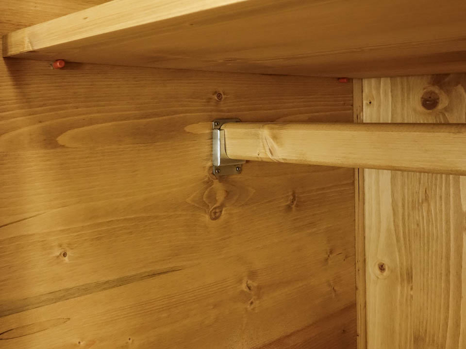 drewniana szafa klasyczna