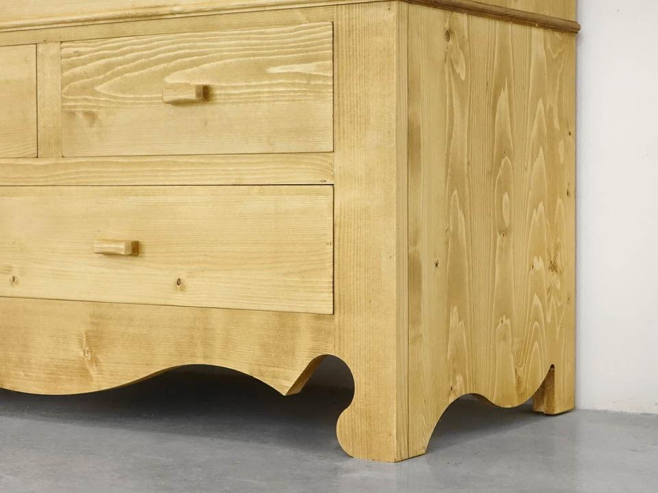 drewniana szafa świerkowa