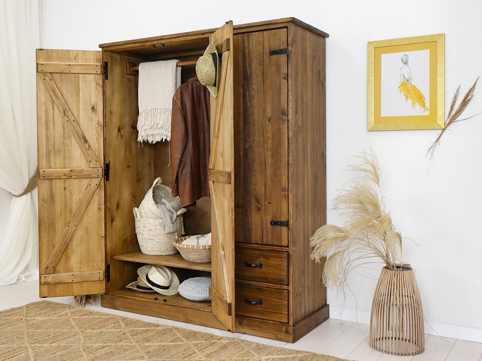 drewniana szafa trzydrzwiowa