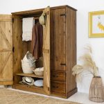 drewniana szafa trzydrzwiowa