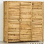 drewniana szafa trzydrzwiowa do salonu