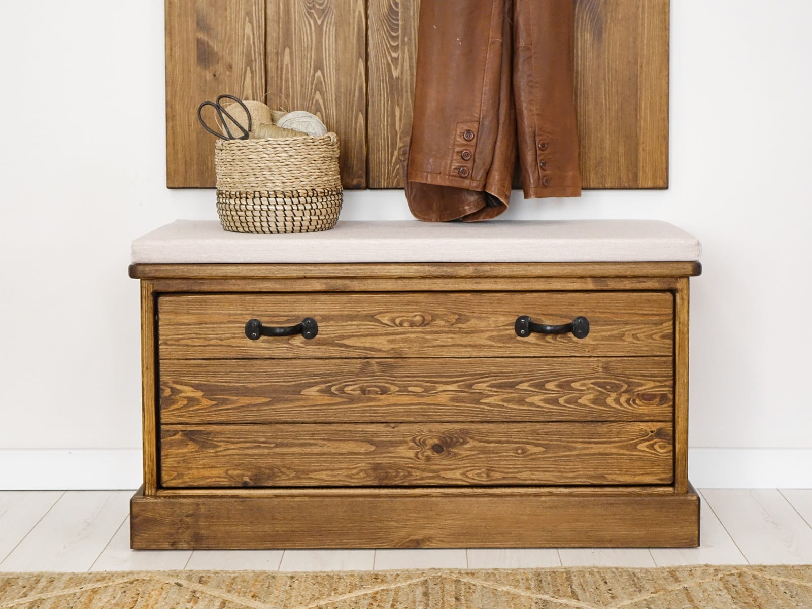 drewniana szafka na buty rustykalna do przedpokoju sosnowa