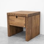 drewniana szafka nocna z szufladami