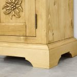 drewniana szafka nocna zdobiona