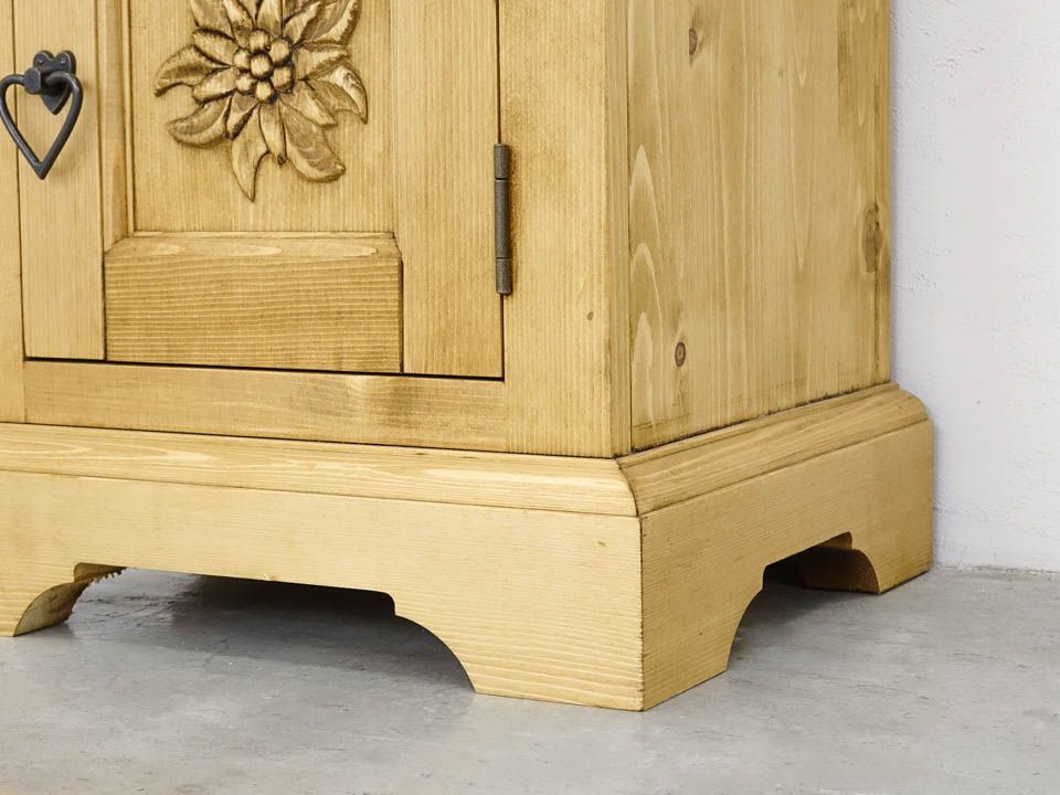 drewniana szafka nocna zdobiona